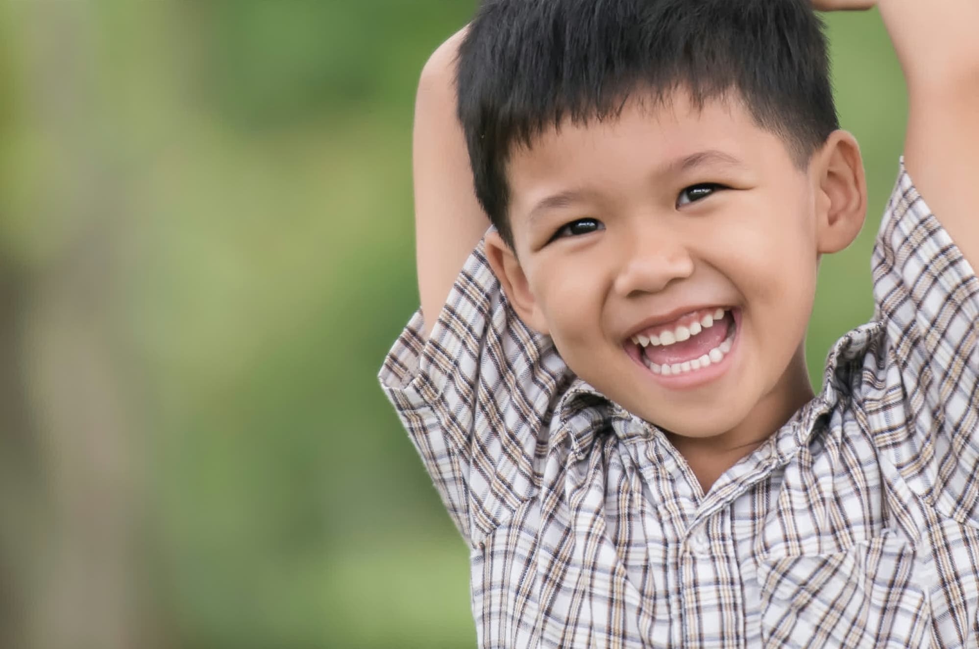 Bé trai vui vẻ trong phần đăng ký khám nhanh.